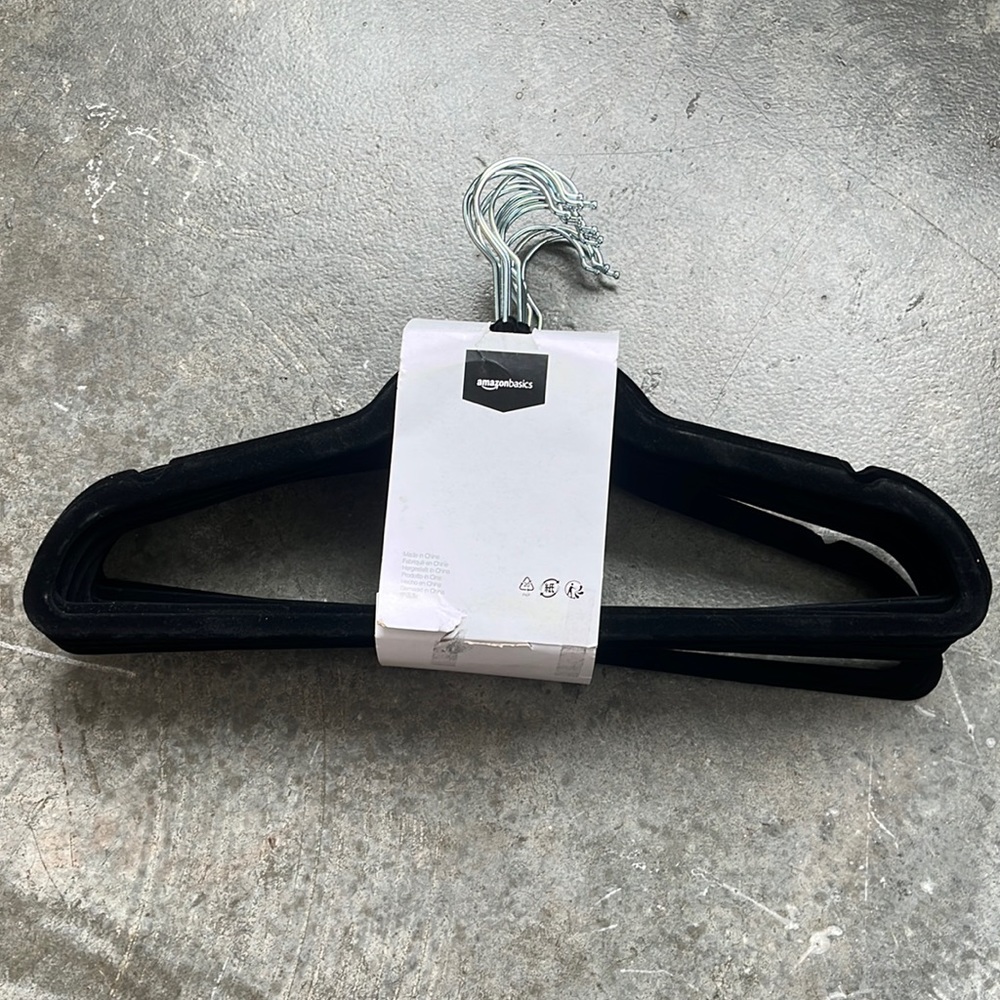 Amazon basics 15‎ pack slim velvet flocked hangers